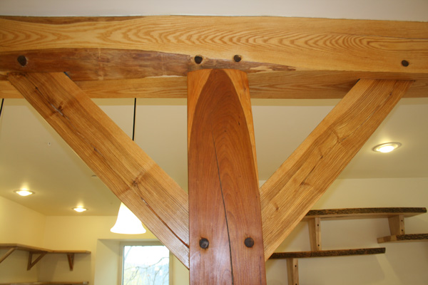Post and beam frame with knee braces