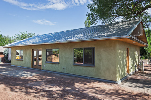 Energy-efficient strawbale housing built by interns for Community Rebuilds.org
