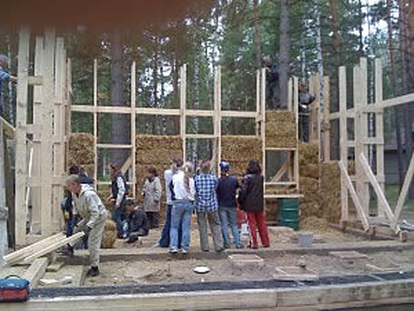 Strawbale construction gains popularity in the frozen north.