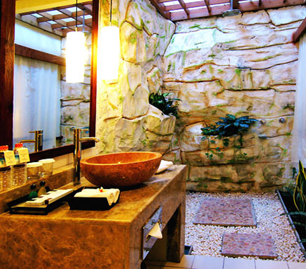 Open-air bathroom of a deluxe room