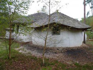 Straw bale dome home in France made with pallet wood.