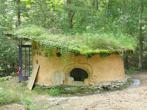 Small cob house, called a hippitat, at the Ecovillage Training Center, Summertown, Tennessee, USA.