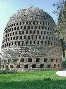 Belgian inventor Achille Knapen built an air well on a 600-foot high hill at Trans-en-Provence in France.