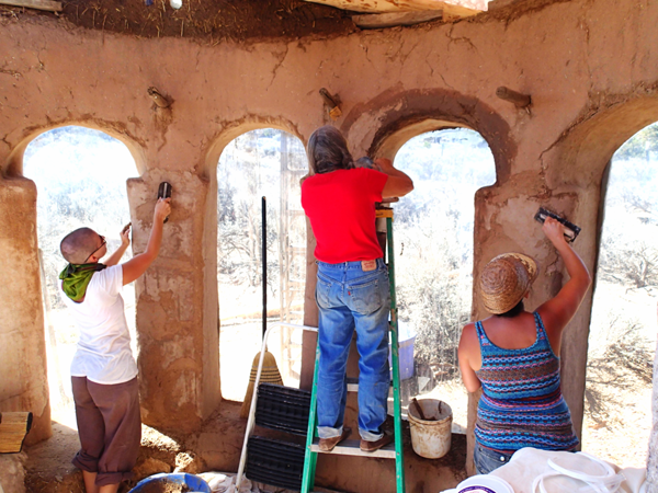 Carole Crews teaching students how to apply a clay based plaster at a workshop in New Mexico