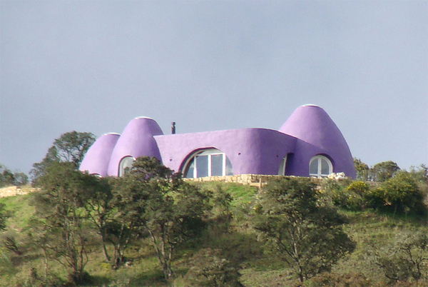 Earthbag dome home by Arquitectura en Equilibrio