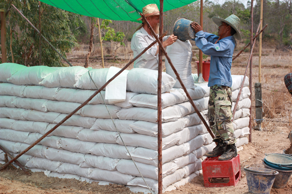 arthbag emergency shelter materials are easy to transport and erect, less expensive than tents and use standard materials that are globally available.