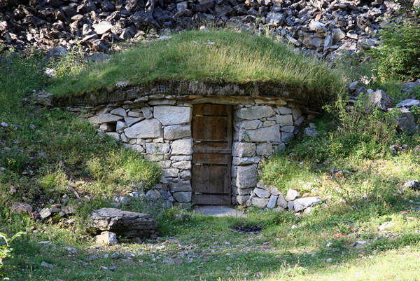 A hut in the Parc des Pyrénées (France), made of stone, with a vegetal roof (living roof).