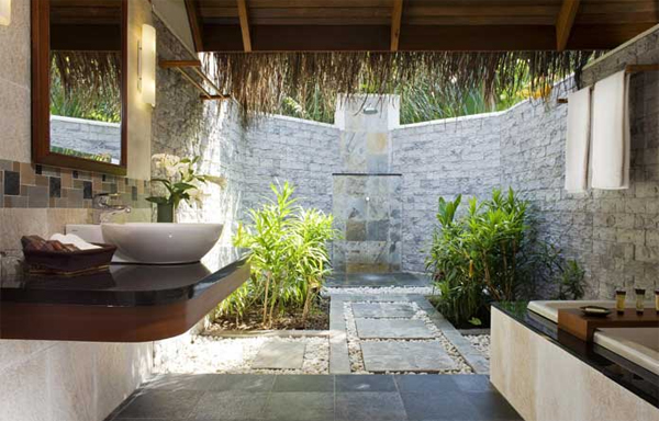 Open-air bathroom with ethnic touch