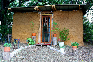 Zero cost, sustainable earthen home hybrid (cob and pallets) built in one week